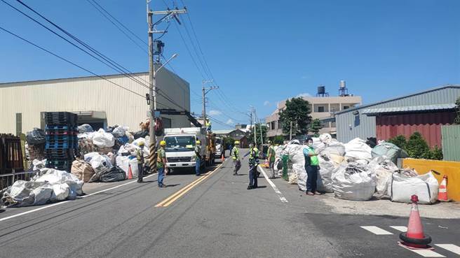 台中市环保局多次稽查、处分、强制清除，业者仍拒绝配合及改善，检警将张姓违法业者拘提法办，严惩不法行为。（台中市府提供／卢金足台中传真）