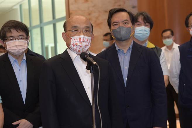 行政院长苏贞昌到竹南视厂电子厂防疫工作后，接受媒体採访回应提问。 （苗栗县政府提供／罗浚滨苗栗传真）