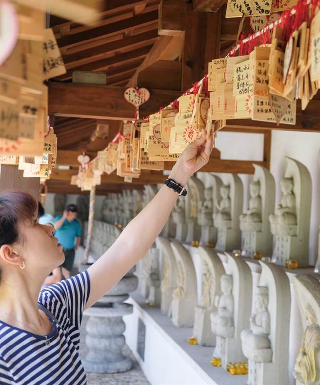 庆修院的商店也有贩卖绘马、御守等，游客可来祈求好运实现。