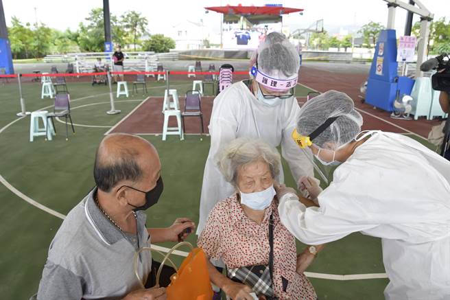彰化县19日起针对90岁以上造册之3373名高龄长者开打新冠AZ疫苗。（谢琼云摄）