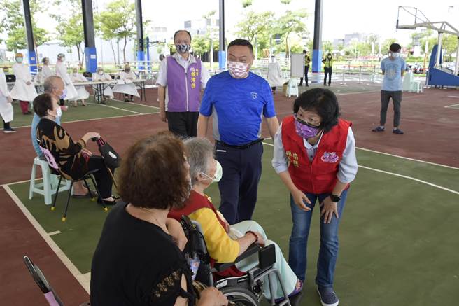 彰化县19日起针对90岁以上高龄长者施打疫苗，彰化县长王惠美（右1）、员林市长游振雄（右2），一早都到万人快打站关心长辈注射情况。（谢琼云摄）