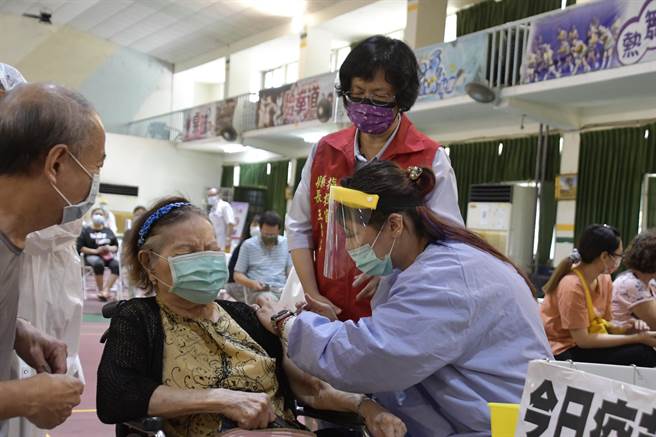 彰化县19日起针对90岁以上造册之3373名高龄长者开打新冠AZ疫苗。（谢琼云摄）