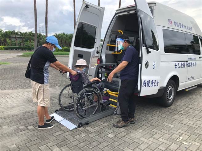 彰化县社会处主动派出復康巴士接驳90岁以上高龄长者前往施打疫苗。（彰化县政府提供／谢琼云彰化传真）