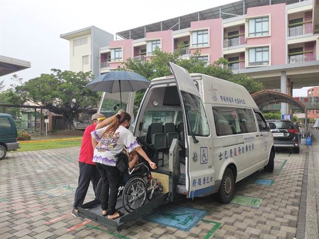 彰化县社会处主动派出復康巴士接驳90岁以上高龄长者前往施打疫苗。（彰化县政府提供／谢琼云彰化传真）