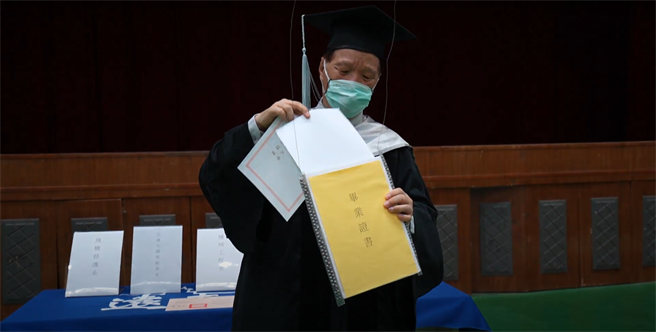 远东科大校长王元仁将毕业证书放在无人机上，飞递给另一端的毕业生。（远东科大提供／刘秀芬台南传真）