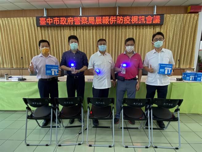 大甲办事处主任陈胜坚代表警友捐赠新消毒神器「紫外线纳米喷雾枪」。（大甲警分局提供／陈淑娥台中传真）