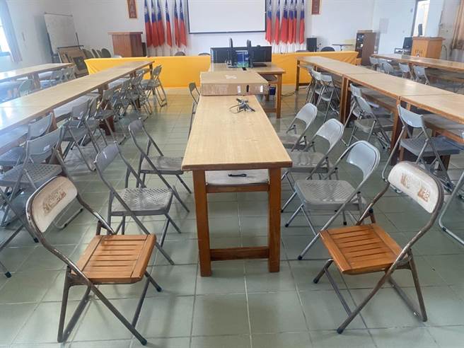 办公设备「折合椅」。（大甲警分局提供／陈淑娥台中传真）