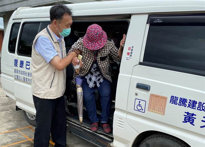 區長陳仁偉扶持行動不便長者下車。（官田區公所提供／劉秀芬台南傳真）