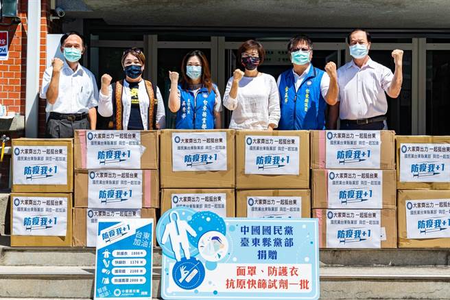 国民党台东县党部主任委员吴秀华今天上午捐赠相关防疫物资给县府。（台东县政府提供）