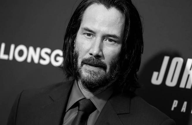 高雄张姓女子透过网路以为结识「捍卫任务」国际巨星基努李维，误信对方拍片需专用帐户买比特币、筹措经费的谎言，提供自己的帐户成为诈欺共犯。高雄地院根据张女提供的对话纪录，认定她被爱冲昏头，但没有洗钱和诈欺故意，判她无罪，可上诉。（达志影像）