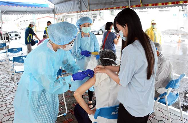 屏縣注射站為長輩施打疫苗，但周圍等待民眾明顯減少。（林和生攝）