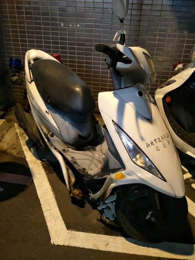 37岁廖姓女子18日晚间11时许，在新北市永和区民权路朝永和警分局得和派出所的警用机车泼洒松香水后纵火。（翻摄）