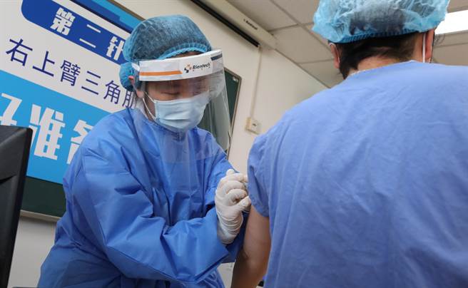 针对广州部分病例在接种大陆国产新冠疫苗后，仍感染新冠肺炎，广东省预防医学会专家谘询委员会委员马文军教授18日发文详解，提到这是突破性感染，即突破了疫苗的防线。（新华社）