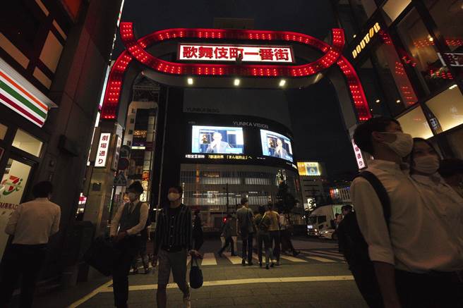 東京都各主要地點18日晚間外出人潮大幅增加，專家憂可能造成疫情再次反轉。（圖／美聯社）