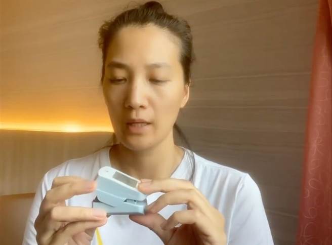 李培禎在檢疫所隔離期間，每天都會測量血氧機3次。 （摘自臉書）