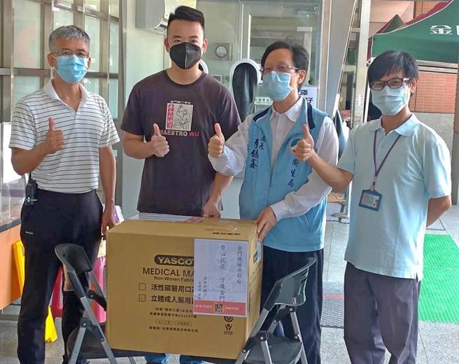 金合利副總經理吳毅桓（左二）代表捐贈3D醫療口罩2000片，由縣衛生局長李錫鑫（右二）代表接受。（金門縣府提供）