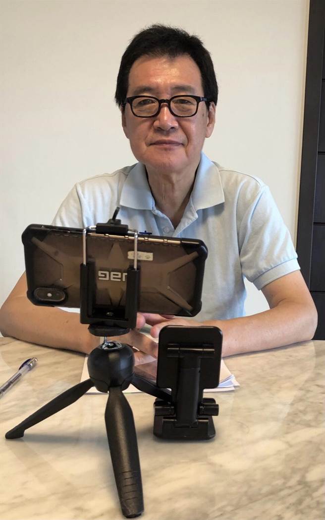 立委费鸿泰祝福毕业生「健康向前行、尽早打疫苗」。（费鸿泰提供）