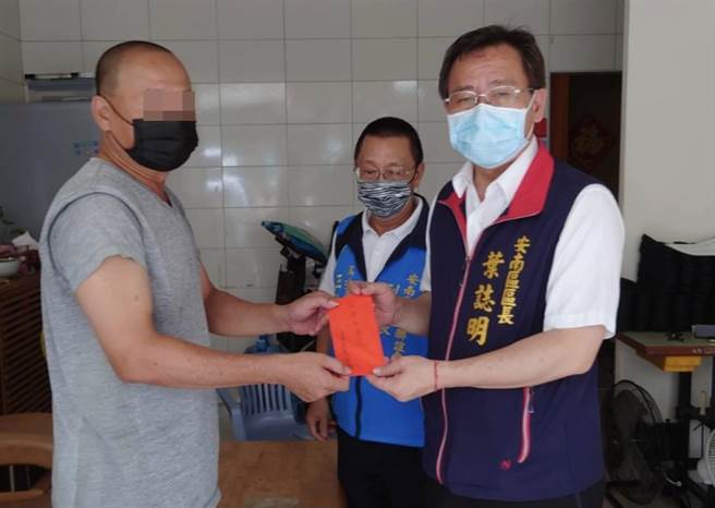台南市安南区长叶志明（右）今天前往老翁小儿子住处致赠慰问金。(安南区公所提供／曹婷婷台南传真)
