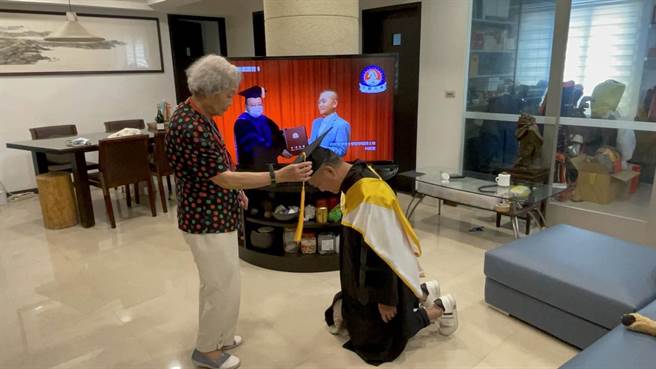 为了报答亲恩，前主播何启圣双膝下跪，由90岁高龄的母亲为他拨穗。(何启圣脸书)