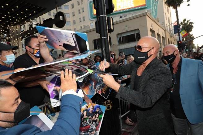 冯迪索戴口罩为热情粉丝签名。（UIP提供）