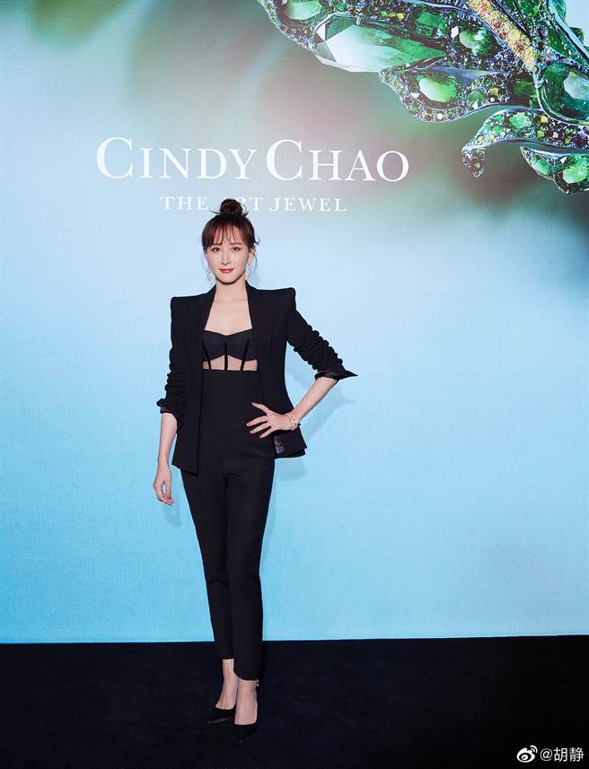 胡靜bra外穿放送性感好身材。(取自胡靜微博)