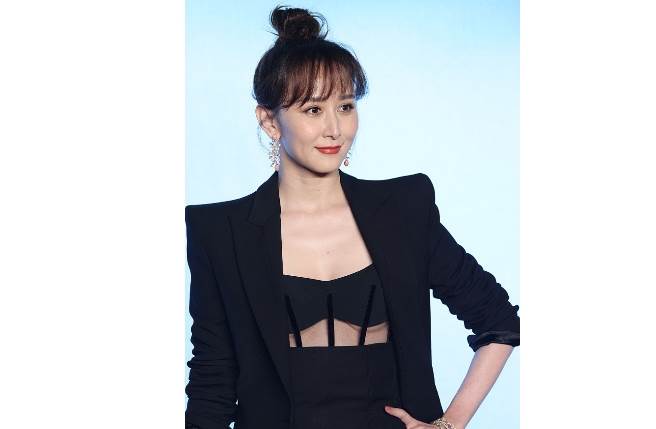 胡靜不慎洩春光。(取自網易娛樂)