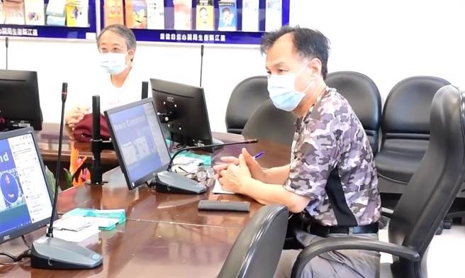 有民眾反映在松山机场搭机时，快筛站人潮大排长龙，连江县长刘增应今（19日）下午主持防疫会议说，将协调立荣航空调整班机时间，避开松山机场人潮巅峰时段。（县府提供）