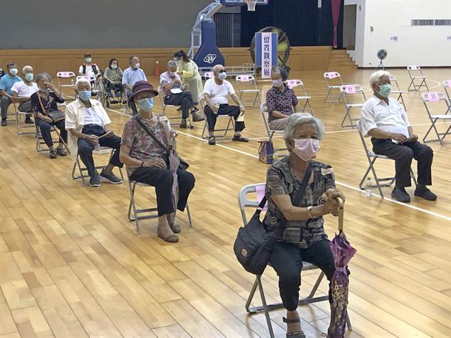 金门地区75岁以上长者接种AZ疫苗出现缓打潮，仅占原调查有意愿接种者的53.6％。（李金生摄）