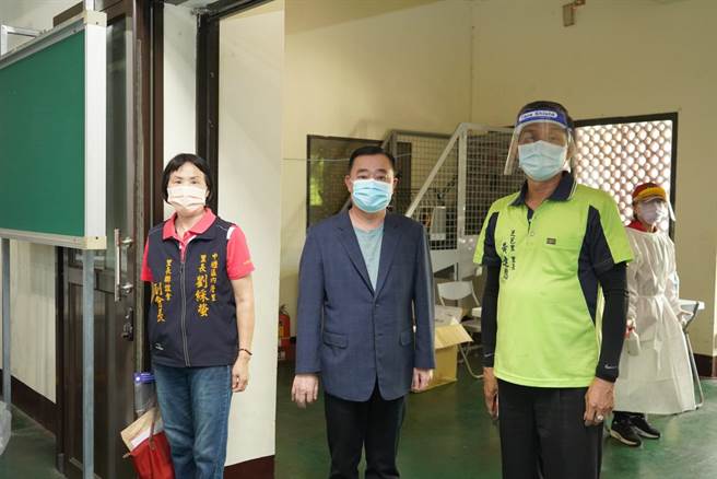 桃园市议长邱奕胜19日为身处第一线防疫工作人员的1万1738名邻长请命，呼吁市长郑文灿跟进台中市长卢秀燕，开放邻长优先施打疫苗。(议长提供／蔡依珍桃园传真)