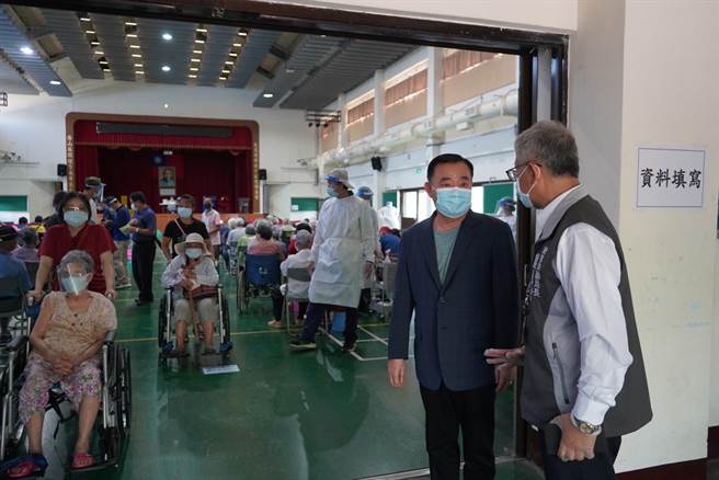 桃园市议长邱奕胜19日为身处第一线防疫工作人员的1万1738名邻长请命，呼吁市长郑文灿跟进台中市长卢秀燕，开放邻长优先施打疫苗。(议长提供／蔡依珍桃园传真)