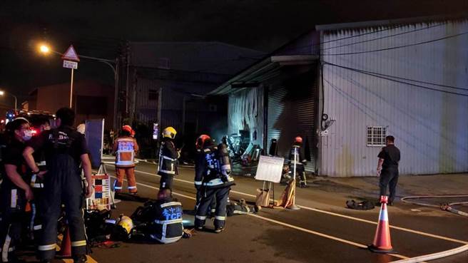 大雅区中山路铝门窗工厂晚上发生火灾，一人救出后已无生命徵象。（民眾提供／陈淑娥台中传真）