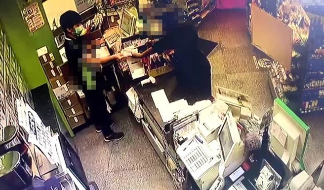 高雄无业林姓男子19日下午大胆持刀抢超商，逼女店员交出4400现金，不到两小时就被警方逮获。（高市凤山警分局提供／袁庭尧高雄传真）
