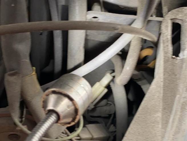 民眾亲眼目睹有蛇爬入机车引擎内，八里动物之家动保员立即携带捕蛇器材赶往现场。（动保处提供）