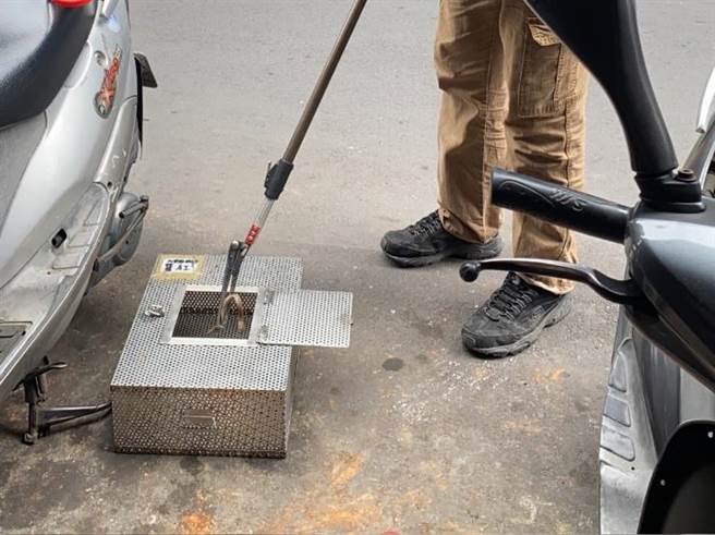 民眾亲眼目睹有蛇爬入机车引擎内，八里动物之家动保员立即携带捕蛇器材赶往现场。（动保处提供）