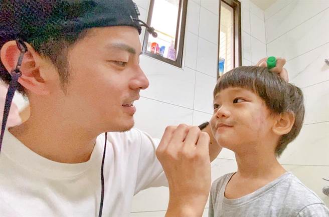 宥胜帮儿子画脸。（喜鹊娱乐提供）