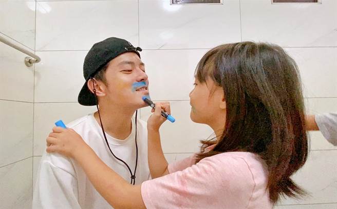 蕾蕾也帮爸爸宥胜画脸。（喜鹊娱乐提供）