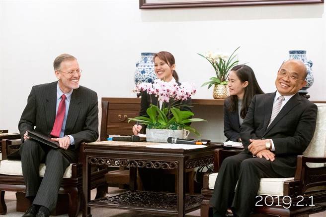 美國政府捐贈台灣250萬劑莫德納預計明天抵台，行政院長蘇貞昌在臉書貼出和美國在台協會酈英傑處長會面的照片，表達感謝之意。（取自蘇貞昌臉書）