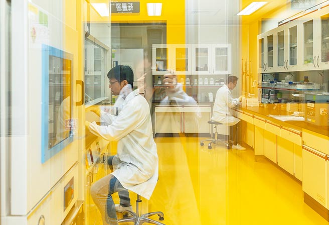 台大医学系教授黄韵如表示，食药署的免疫桥接研究设计，国产疫苗和AZ疫苗的研究对象本身母群体就有差异，因此能「桥接」到何种程度，目前未知。图为蔡英文总统去年视察高端疫苗公司研发情况。（总统府提供）