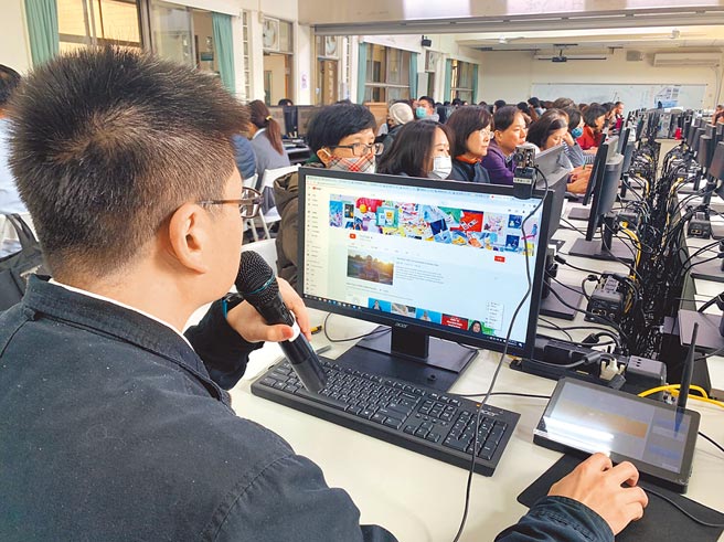 全教總問卷調查發現，至少上千位學生因設備不足無法進行線上學習。圖為基隆市政府去年成立防疫遠距教學輔導小組，要求所有教師落實線上教學的運用。（基隆市政府提供）