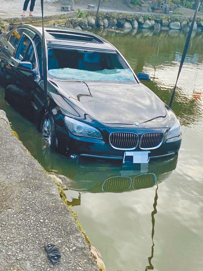 一辆BMW轿车去年2月衝入淡水小坪顶鱼塭惨遭灭顶，刑事局追查发现竟是嫌犯为了诈领保险金自导自演。（翻摄照片）