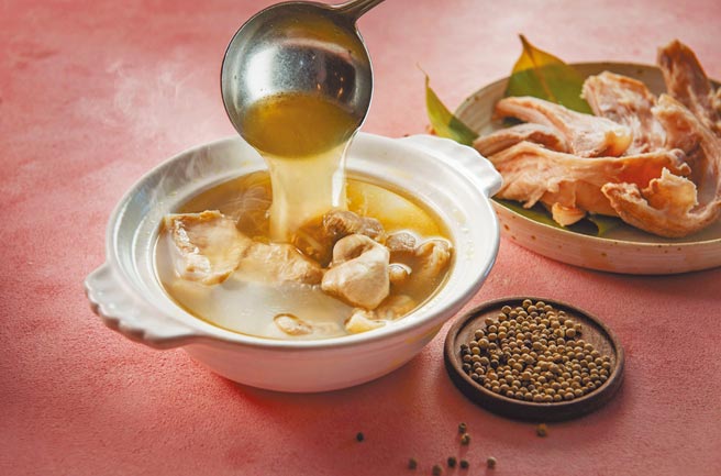 汉来美食转型推出冷冻熟食，预购飙出千万业绩。图为胡椒猪肚软骨排汤。（汉来提供）