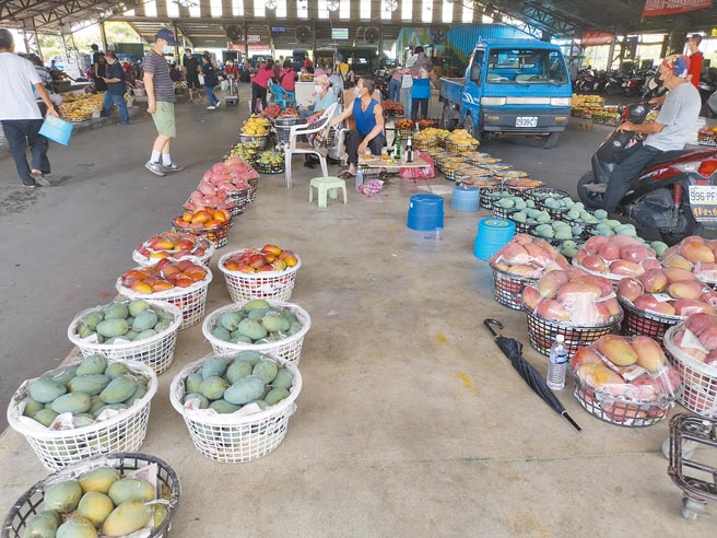 受疫情影响，台南玉井青果市场游客稀少。（刘秀芬摄）