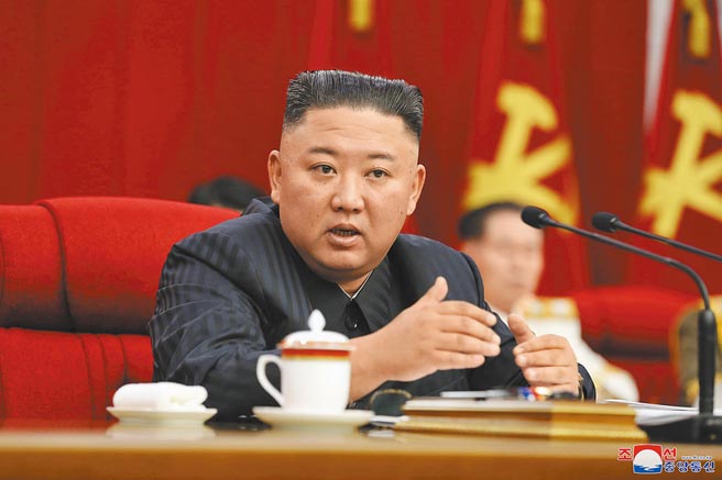 最近身形苗條許多的北韓領導人金正恩，17日出席勞動黨第八屆三中全會，要求政府必須做好與美國拜登政府對話和對決的準備。這是拜登就任總統後，金正恩首度對外發出類似訊息。（北韓官媒朝中社提供）