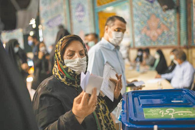 伊朗18日舉行第13屆總統選舉，一早就有選民在首都德黑蘭投票。本次選舉有4人角逐，強硬派候選人萊希最被看好出線。（新華社）