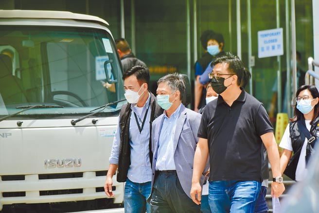 6月17日，香港壹傳媒集團營運總裁周達權被警方押離報社大廈。（中新社）