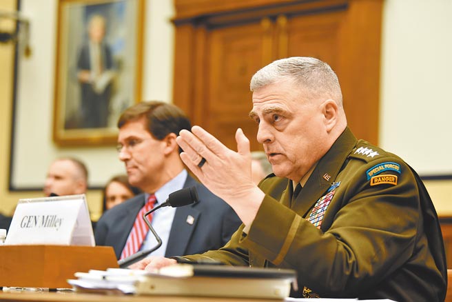 美國參謀長聯席會議主席米利（右），17日就大陸武力統一台灣的可能性表示，「中國還有一段路要走」。圖為米利2019年出席眾議院聽證會。（中新社）