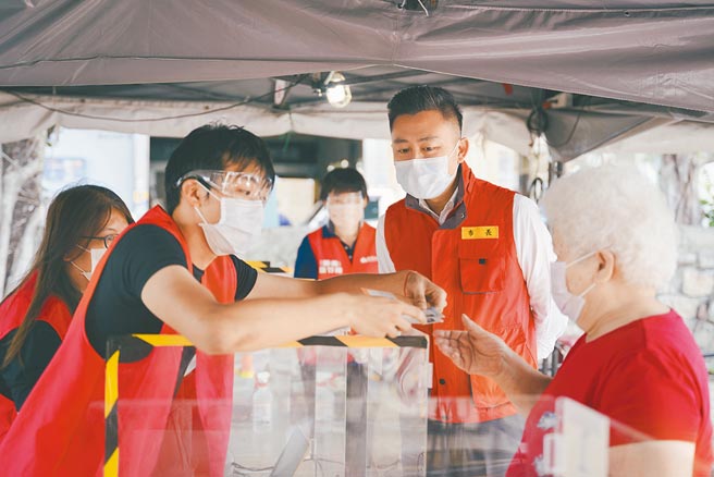 新竹市已开始为78至80岁长辈施打疫苗，另外不在籍但有居住事实的长者也开始接种疫苗。（新竹市府提供／邱立雅竹市传真）