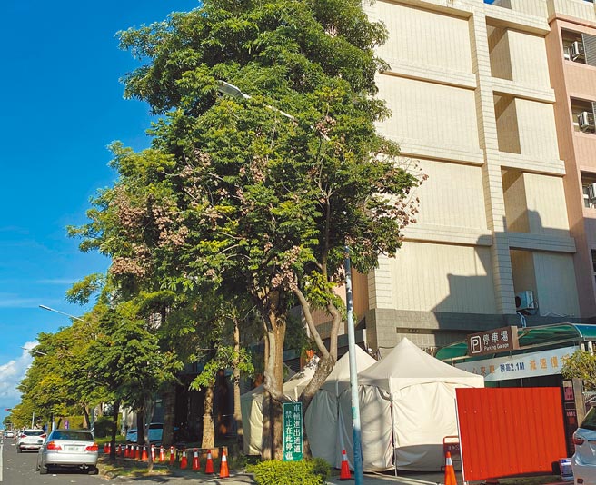 已停业的嘉县太保市原台糖宿舍桦舍商旅被中央徵用为集中检疫所，多位嘉县议员认为该处附近有许多商家及住户，不适合作为集中检疫所。（张亦惠摄）