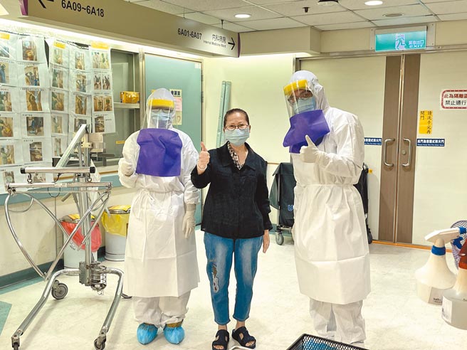 曾姓患者（中）为感谢嘉基医疗团队，特别捐款给嘉基添购防疫设备。（嘉基医院提供／廖素慧嘉市传真）