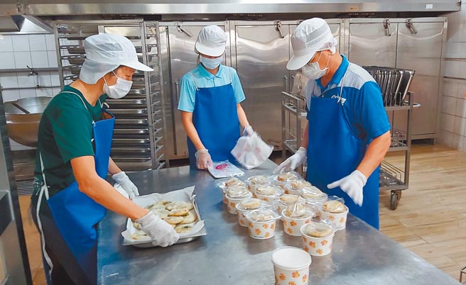 疫情停课期间，台南市开元国小仍备餐给弱势家庭的学生。（台南市教育局提供／曹婷婷台南传真）